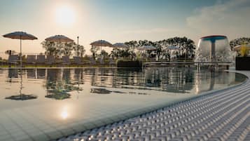 Kolam renang outdoor musiman