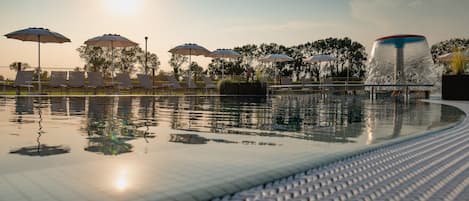 Una piscina al aire libre de temporada