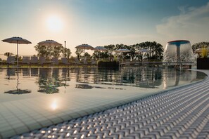Piscine extérieure en saison