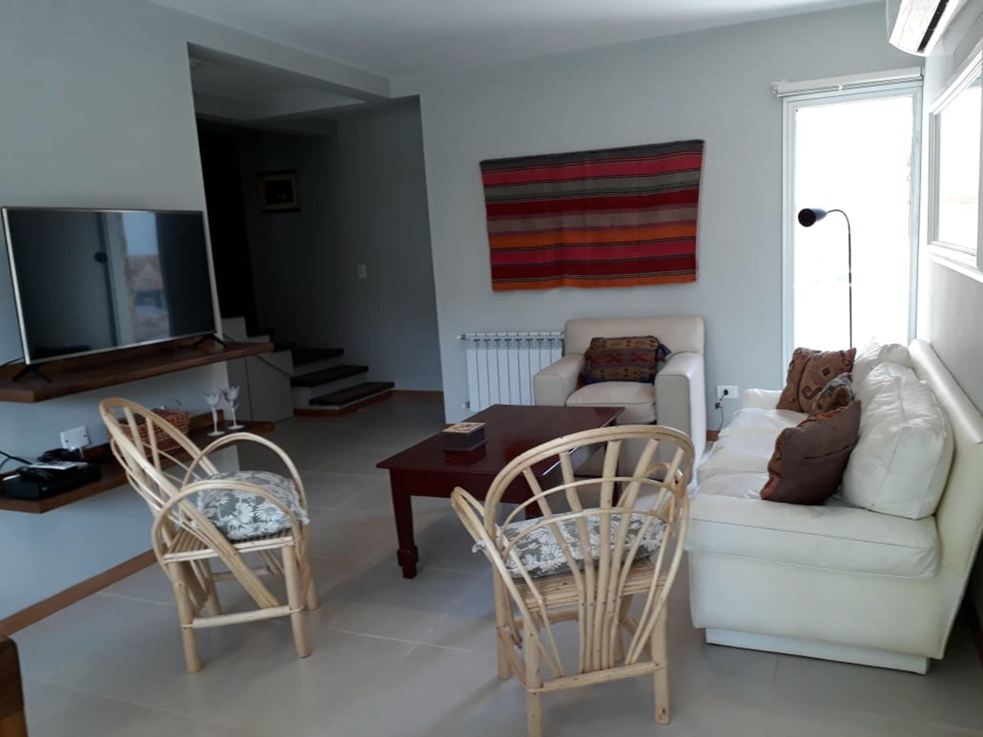 Dúplex, 2 habitaciones | Sala de estar | Una televisión de pantalla plana, Netflix
