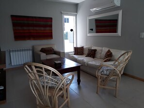 Maisonnette, 2 slaapkamers | Woonruimte | Een flatscreentelevisie en Netflix