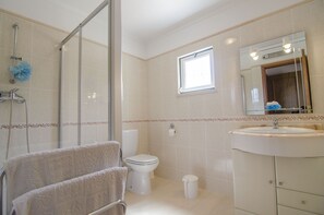 Badewanne, Haartrockner, Handtücher