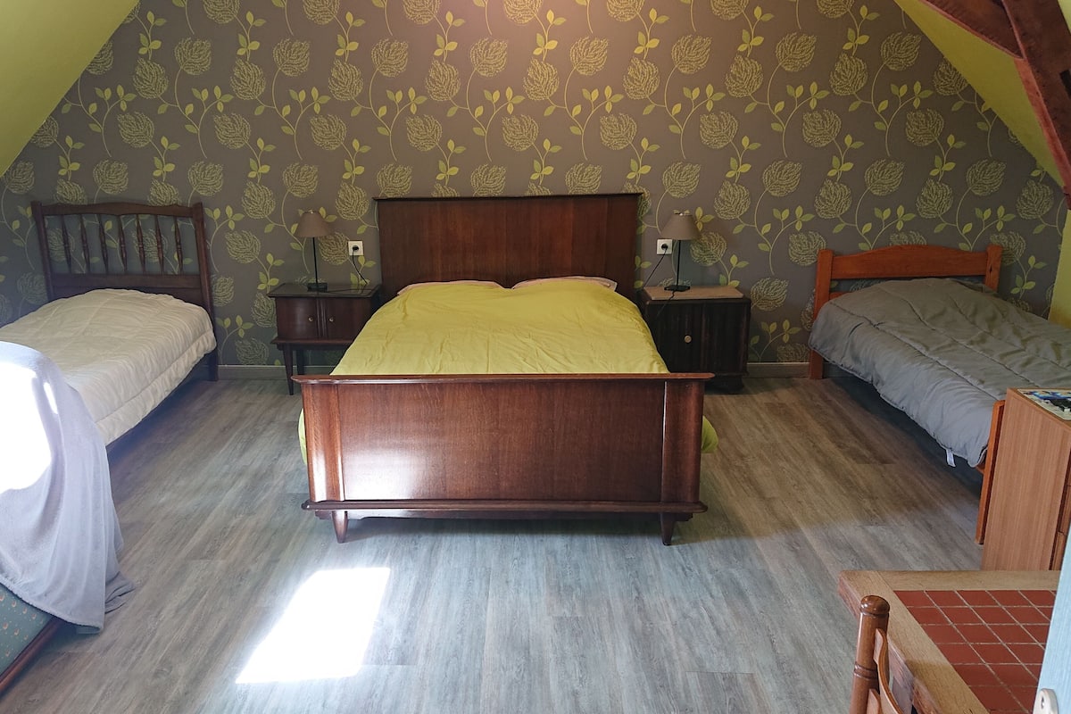 Family Room (Orchidée) | Individually decorated, individually furnished, desk, laptop workspace