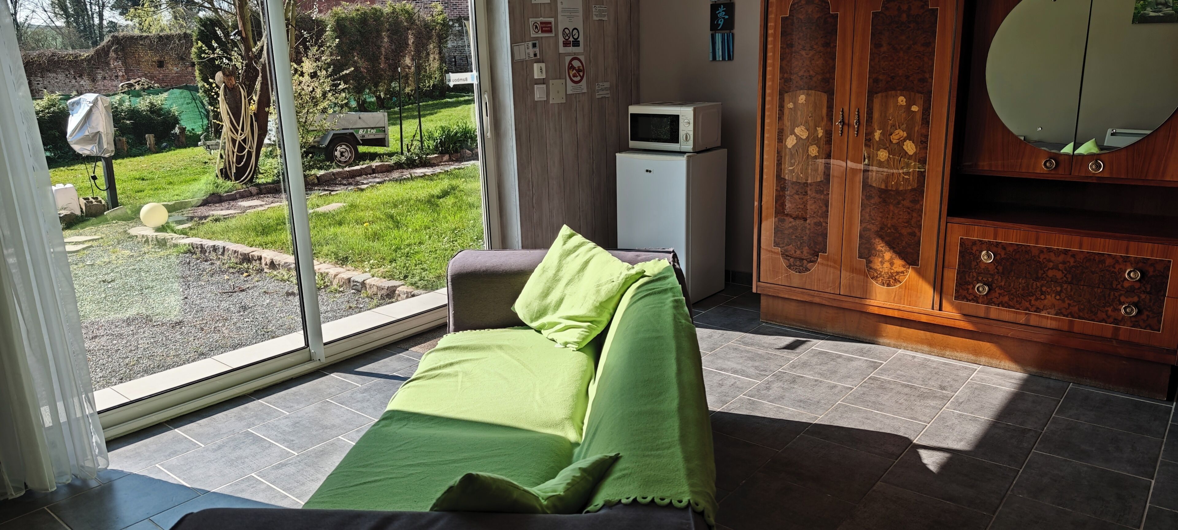 Comfort tweepersoonskamer (Bambou) | Woonkamer | Een 50-cm flatscreentelevisie met digitale zenders en televisie