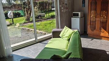 Comfort tweepersoonskamer (Bambou) | Woonkamer | Een 50-cm flatscreentelevisie met digitale zenders en televisie