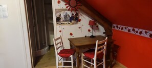 Romantic Double Room (Coquelicot) | Living area