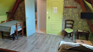 Familierom (Orchidée) | Oppholdsområde | En 50-centimeters Flatskjerm-TV med digitale kanaler samt TV