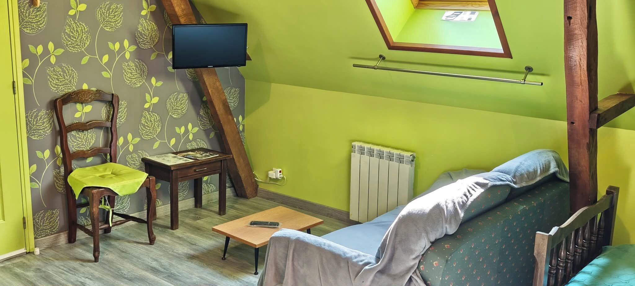 Familiekamer (Orchidée) | Woonruimte | Een 50-cm flatscreentelevisie met digitale zenders en televisie