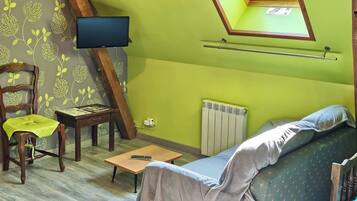 Familiekamer (Orchidée) | Woonruimte | Een 50-cm flatscreentelevisie met digitale zenders en televisie