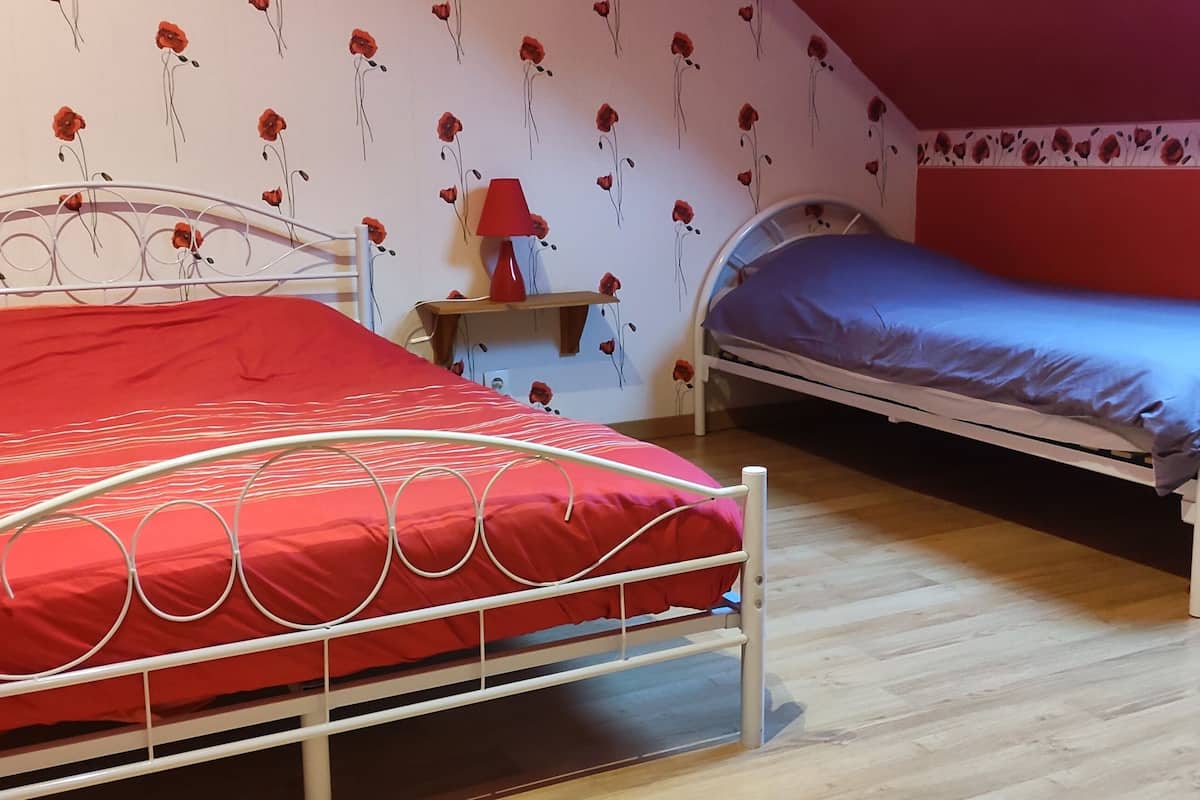 Romantic Double Room (Coquelicot) | Individually decorated, individually furnished, desk, laptop workspace