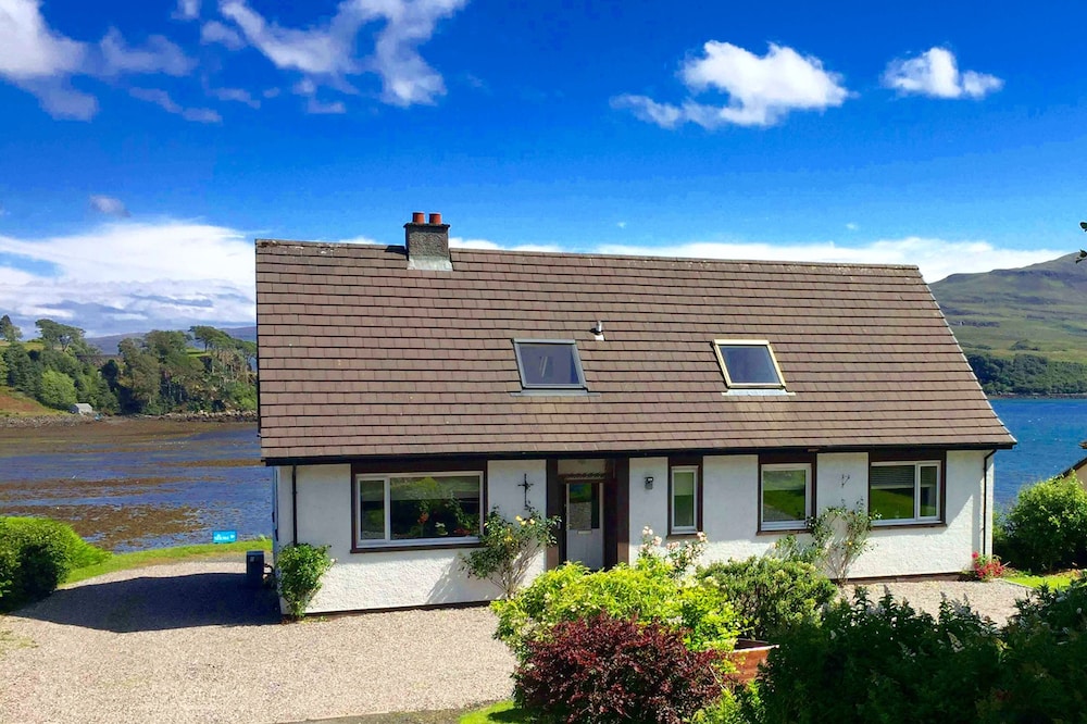 Lovely sea and mountain views, spacious Portree home