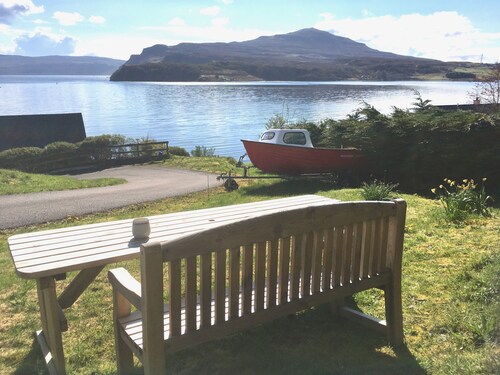 Lovely sea and mountain views, spacious Portree home