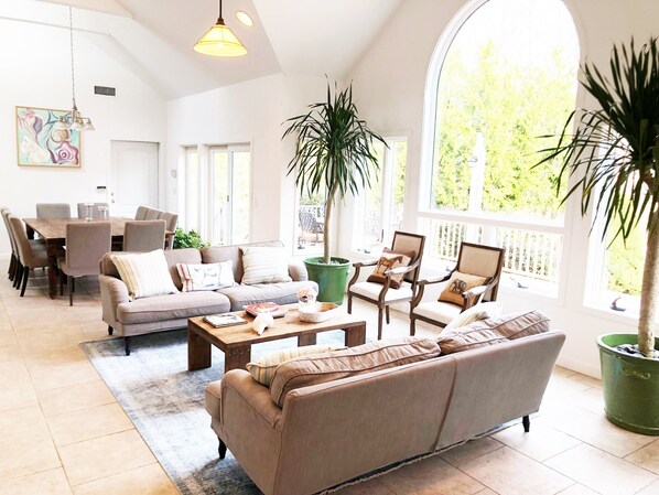 スマートテレビ、暖炉、書庫