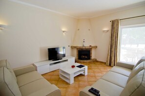 Televisión y chimenea