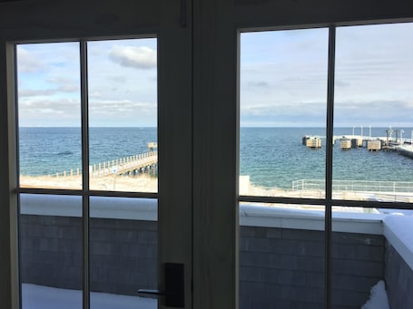 Interior. Walking Distance From Oak Bluffs Ferry Terminal With 180 Degree Ocean View.
