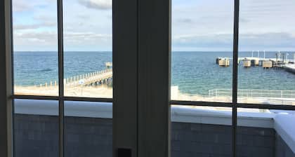 A poca distancia de la terminal de ferry Oak Bluffs con vista al mar de 180 grados.