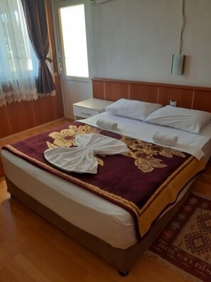 Standard Triple Room | Desk, iron/ironing board, free WiFi, bed sheets - Otel Mustafa (Denizli)