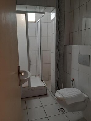 Standard Triple Room | Bathroom | Shower, hair dryer