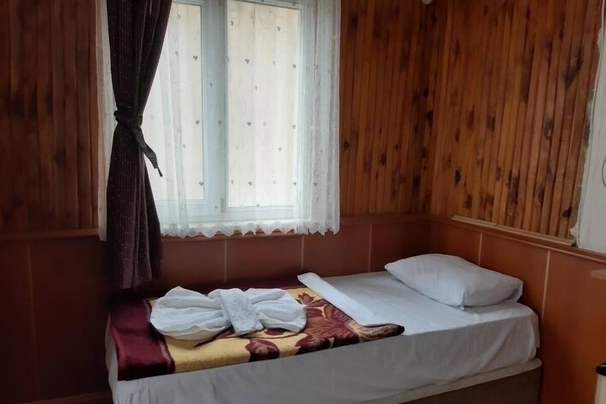 Escritorio, tabla de planchar con plancha, wifi gratis y ropa de cama 