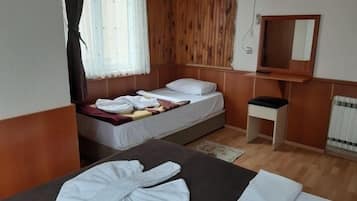 Escritorio, tabla de planchar con plancha, wifi gratis y ropa de cama