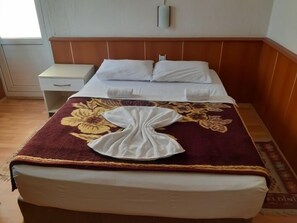 Standard Triple Room | Desk, iron/ironing board, free WiFi, bed sheets - Otel Mustafa (Denizli)