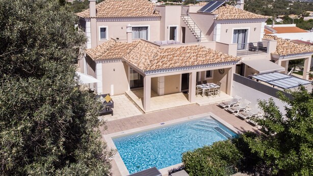 A Mediterranean-style villa with a swimming pool, outdoor seating, and a covered patio. - Casa no Sol | 3 Bedrooms | Modern | Almancil (Almancil)