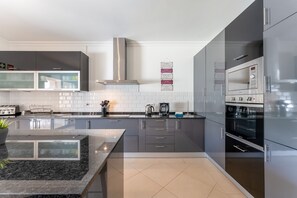 Fridge, microwave, oven, stovetop - Casa no Sol | 3 Bedrooms | Modern | Almancil (Almancil)