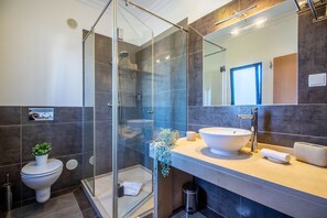 Badewanne, Haartrockner, Handtücher