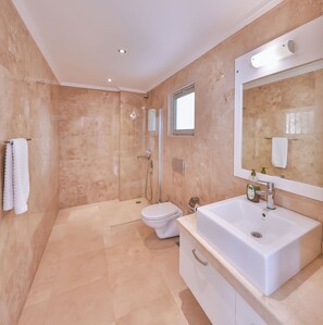 Duschwanne, Whirlpool, Haartrockner, Bidet