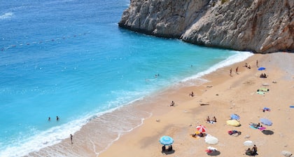 Tyylikäs huvila uima-altaalla / sauna / höyryhuone / poreallas ja paras näkymä Kalkanissa