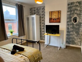 House, 4 Bedrooms | Iron/ironing board, free WiFi, bed sheets