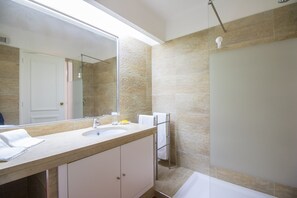 Een douche, een haardroger, handdoeken