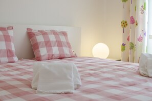 1 slaapkamer, een strijkplank/strijkijzer, gratis wifi, beddengoed