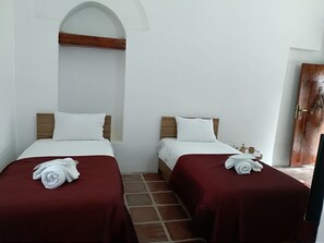Habitación con 2 camas individuales | Minibar, escritorio, insonorización y ropa de cama
