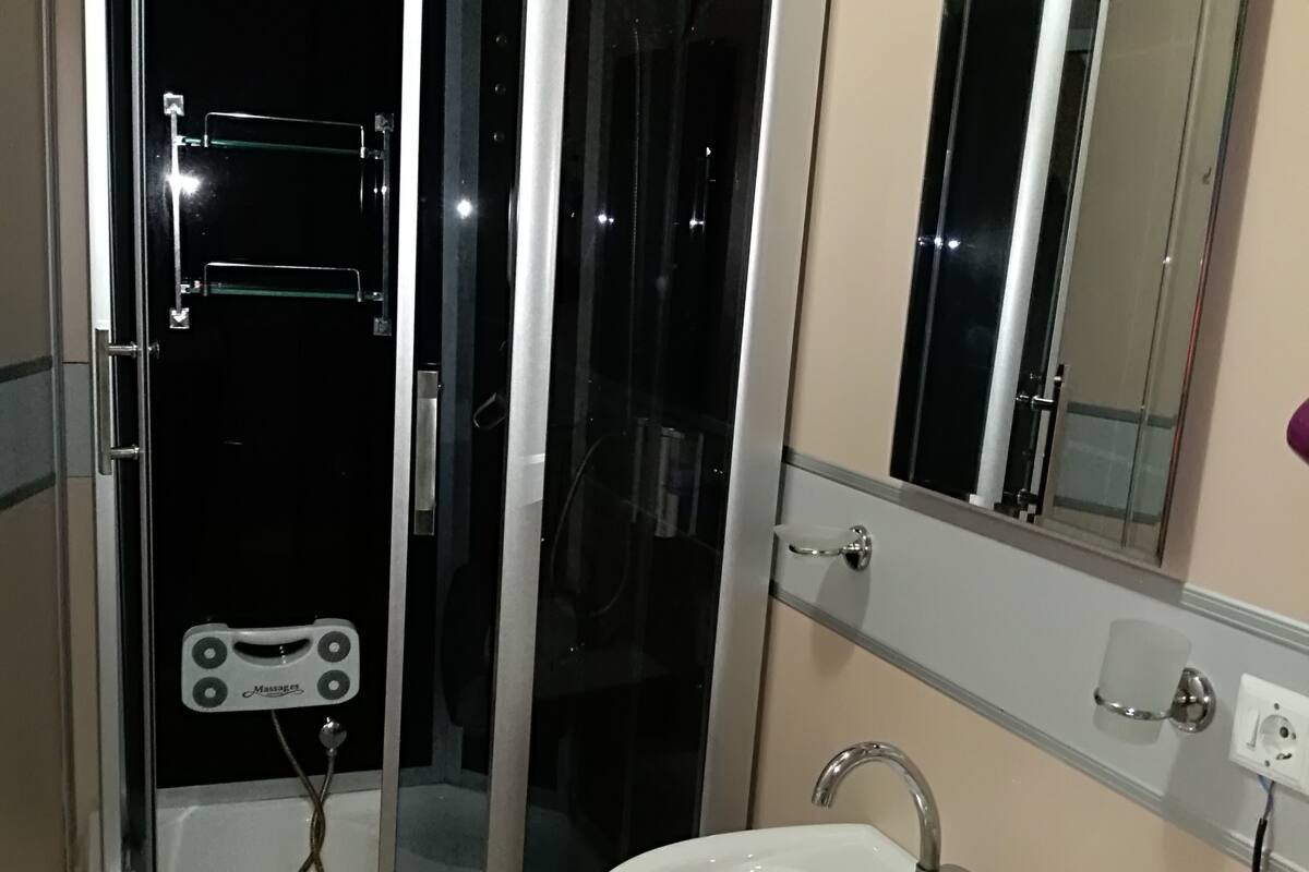 Regadera, amenidades de baño gratuitas, secadora de cabello, pantuflas