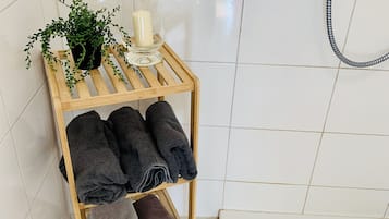 Haartrockner, Handtücher, Toilettenpapier