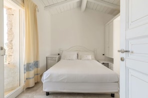 3 bedrooms, iron/ironing board, WiFi (free), bed sheets