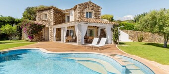 VILLA ULIVO with pool and private garden, just 500 meters from the sea