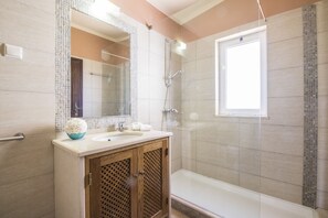 Shower, hair dryer, towels - Villa Anita | 5 Bedrooms | Private | Vilamoura (Vilamoura)