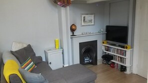 Books, stereo - Gorgeous entire apartment with excellent connections (London)