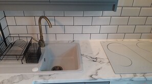 Fridge, oven, stovetop, electric kettle