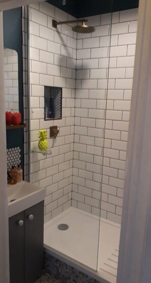 Toalhas de banho, shampoo, papel higiênico 