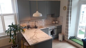 Fridge, oven, stovetop, electric kettle