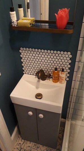 Handtücher, Shampoo, Toilettenpapier