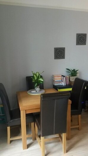 Dining - Gorgeous entire apartment with excellent connections (London)