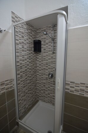 Dusche, Haartrockner, Bidet, Handtücher