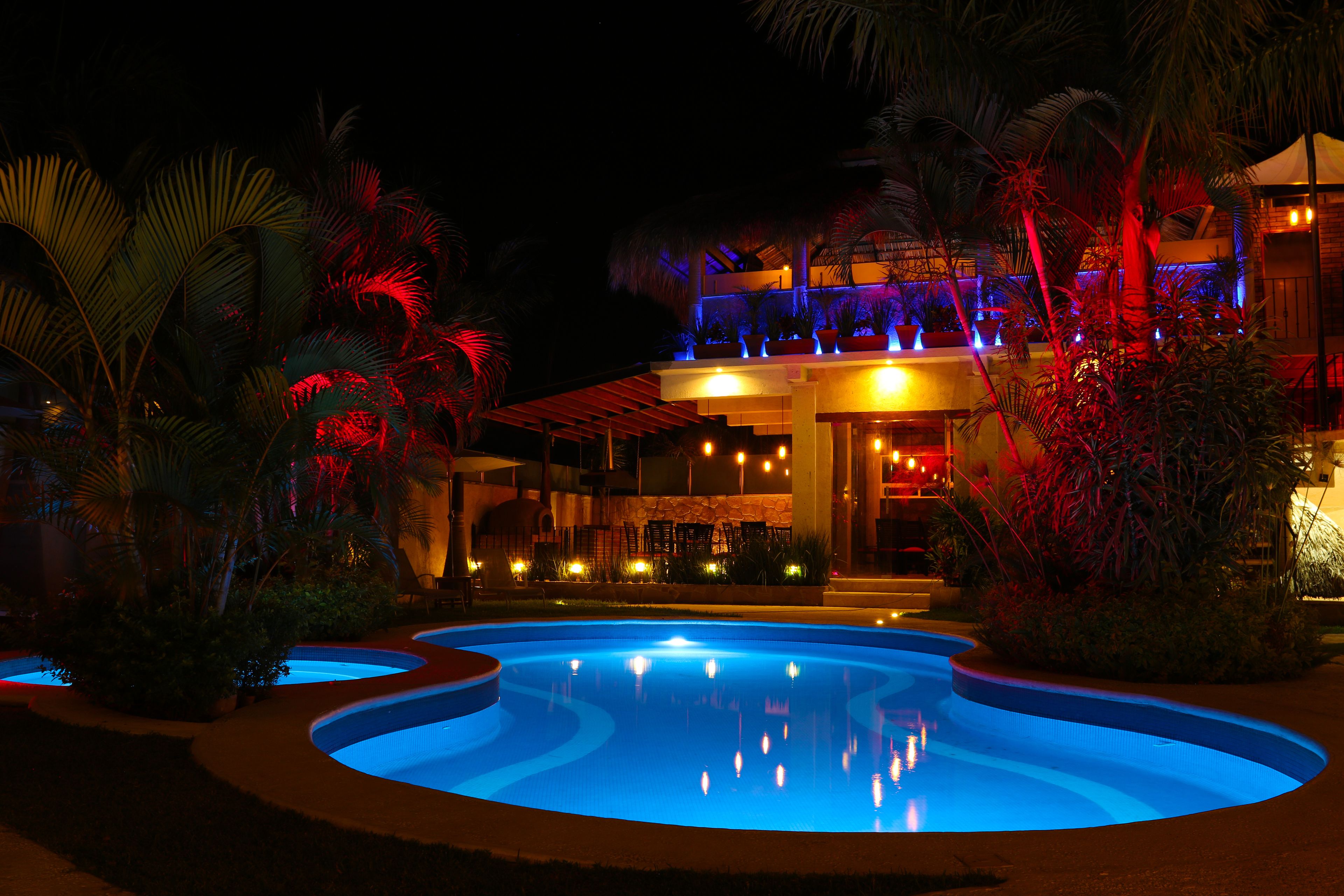 Alberca al aire libre, sombrillas en la alberca y camastros 