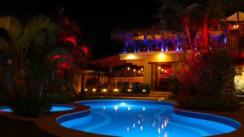 Piscine extérieure, parasols de plage, chaises longues