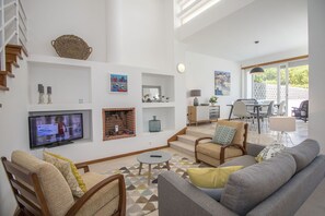 Una televisión, una chimenea, un reproductor de DVD