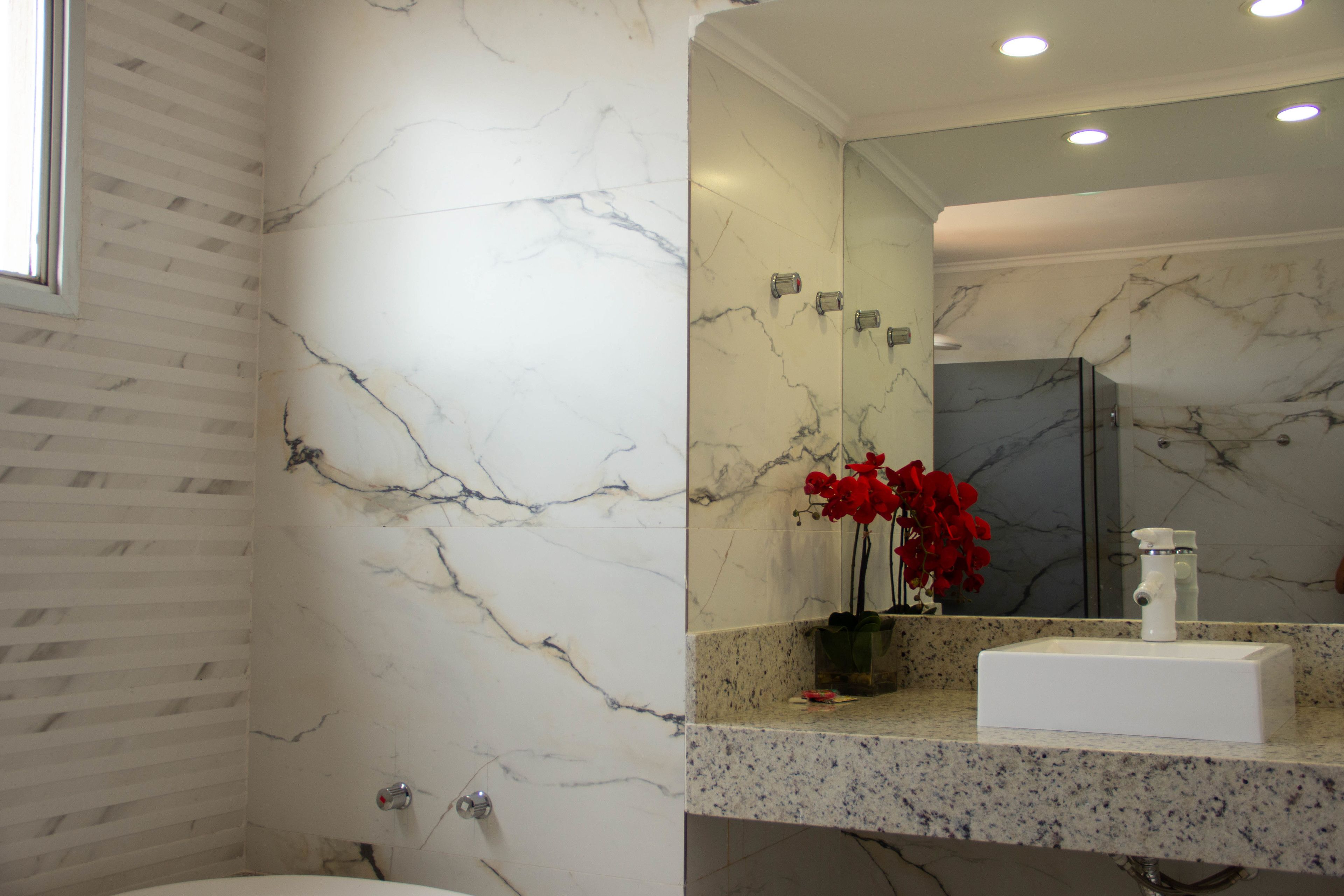 suite, 1 double bed, non smoking, jetted tub | bathroom | free toiletries, hair dryer, towels